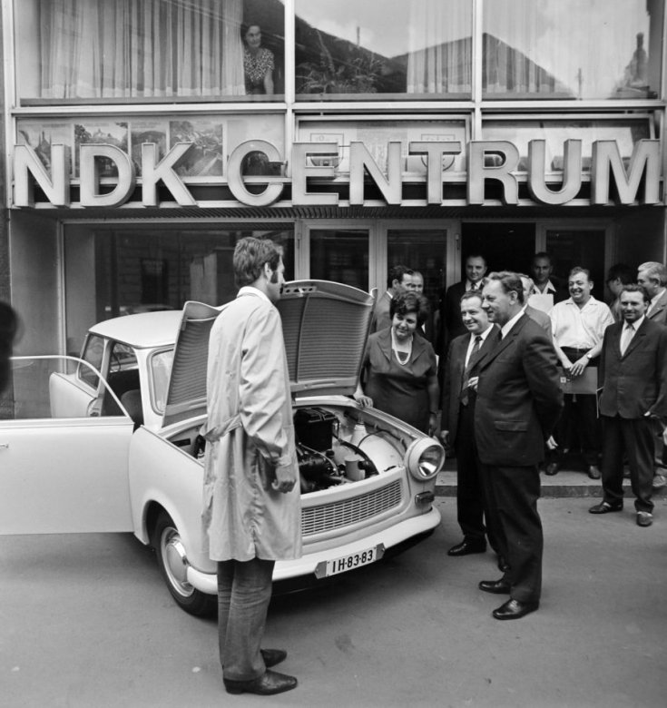 Deák Ferenc tér. A felvétel NDK (Német Demokratikus Köztársaság) Deák téri kultúrközpontja előtt az 50 ezredik Magyarországra exportált Trabant átadásakor készült.