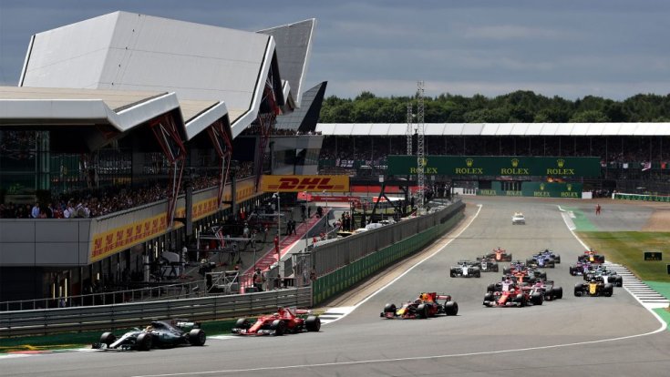 Ma már az Abbey az első kanyar Silverstone-ban
