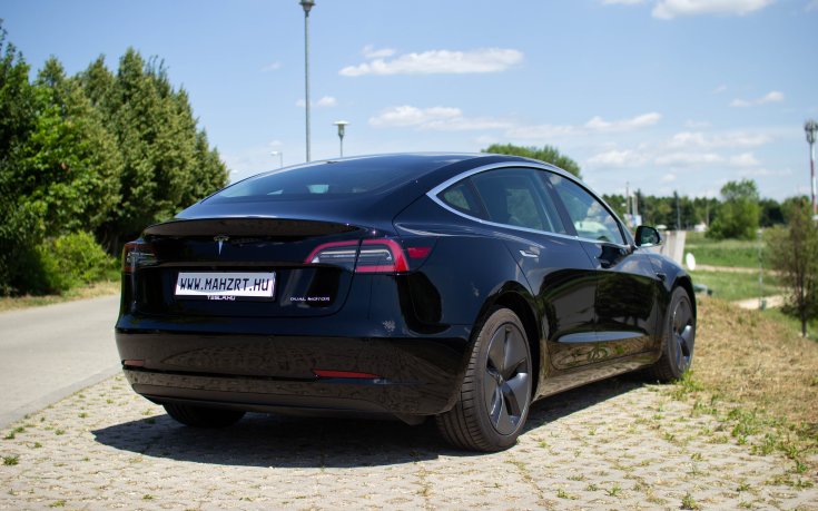 tesla.hu-n eladott Tesla Model 3 hátulról