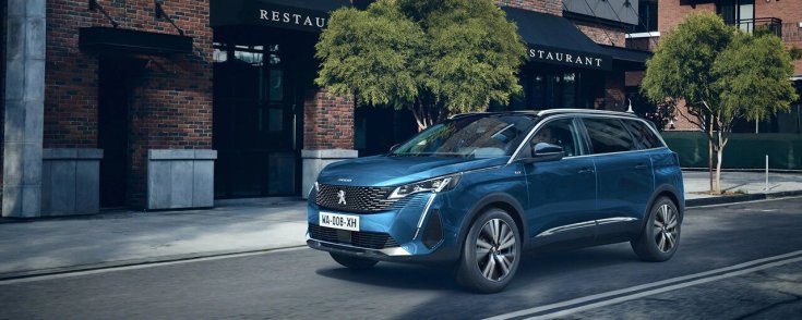 Fotó egy kék színű, második generációs Peugeot 5008 SUV autóról