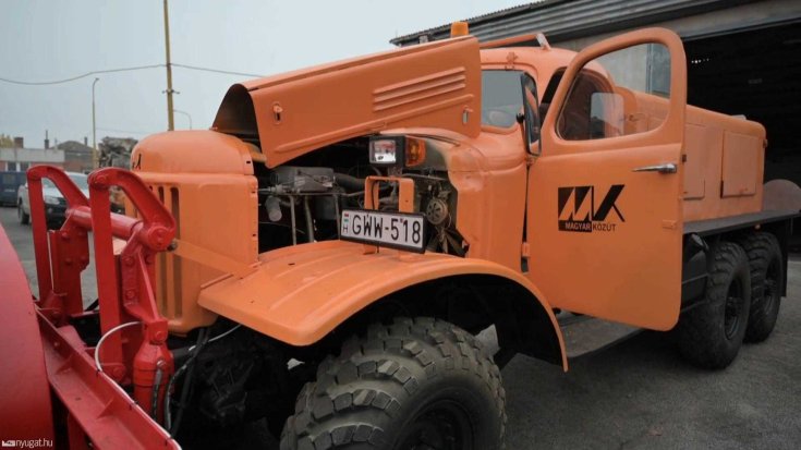 Rába D10-es motorral szerelt ZIL gyártmányú hómaró gép a garázs előtt féloldalról