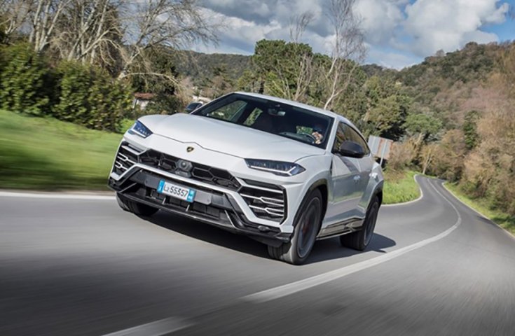 Lamborghini Urus elölről fotózva