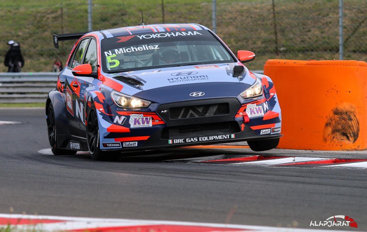 Michelisz Norbi a Hungaroring sikánjában szemből