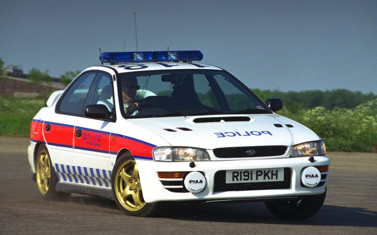Subaru Impreza rendőrautó szemből