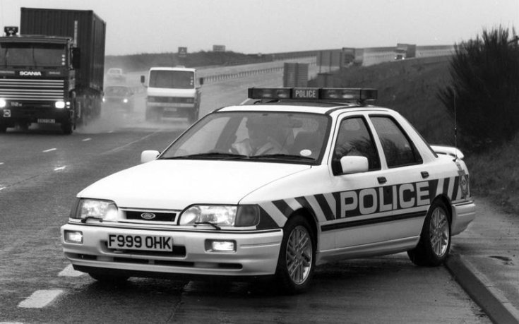 Ford Sierra rendőrautó szemből, fekete-fehérben