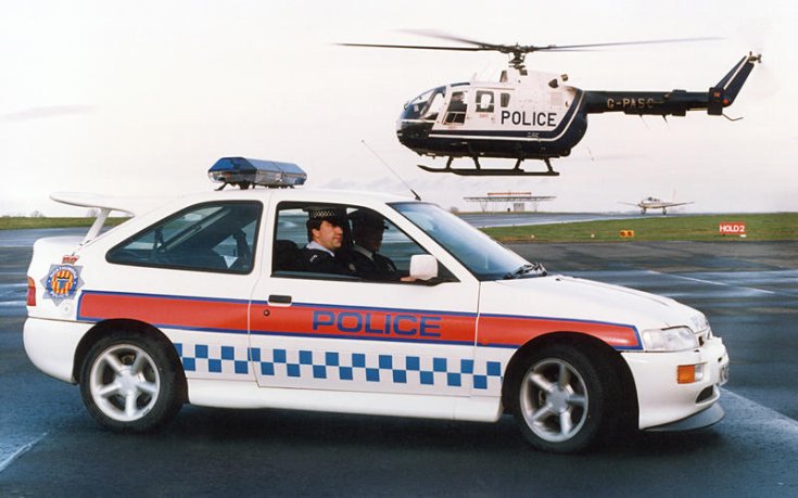 Ford Escort RS Cosworth rendőrautó oldalról helikopterrel
