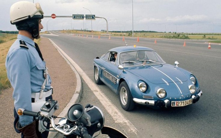 Alpine A110 és egy rendőr az út mentén