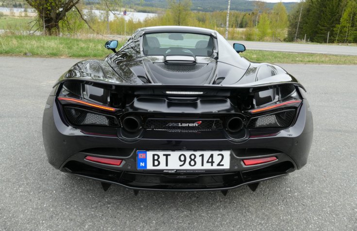 McLaren 720S Spider hátulról fotózva