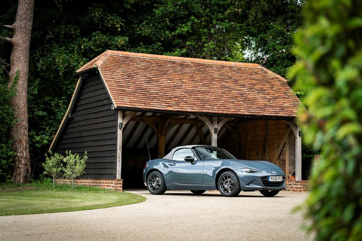 A Mazda MX-5 R-Sport felhúzott tetővel