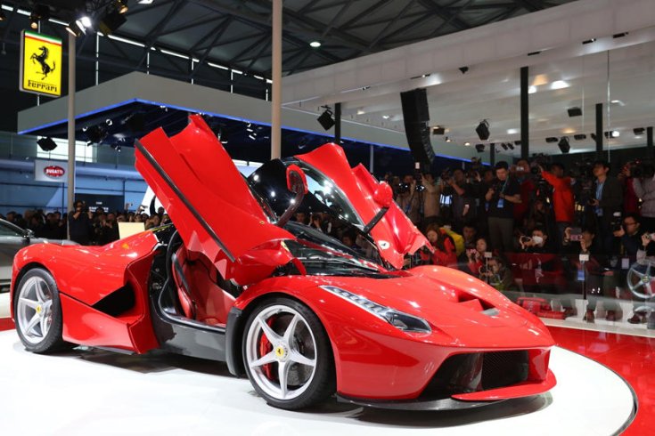 Ferrari LaFerrari oldalról fotózva