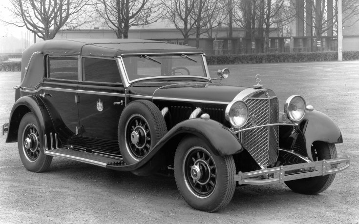 Mercedes-Benz 770K „Grosser”, szemből, oldalról egy fekete-fehér fotón