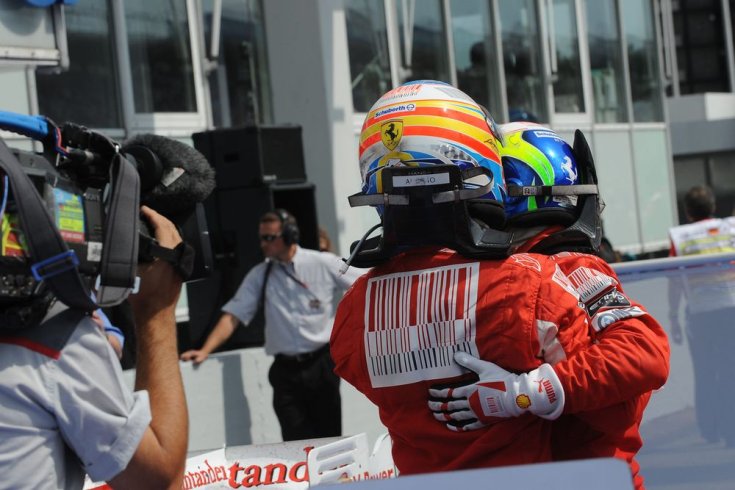 Fernando Alonso vigasztalja brazil csapattársát, Felipe Massát