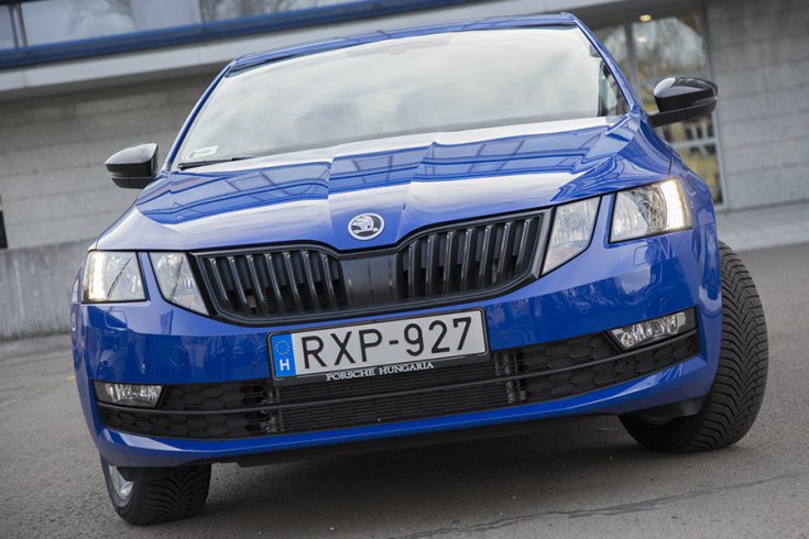 Az egyik új Skoda Octavia szemből fotózva