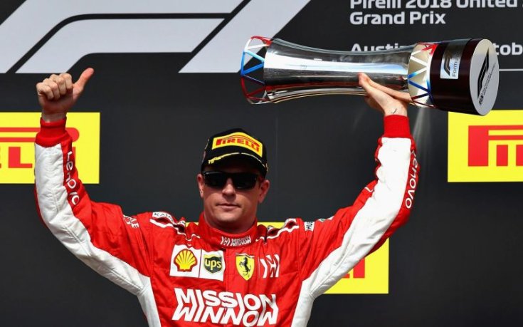 Kimi Räikkönen emeli magasba a trófeát