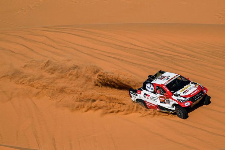 Toyota Hilux egy helikopterről fotózva
