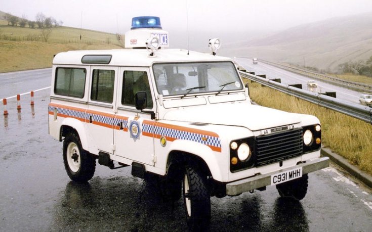 Land Rover rendőrautó szemből