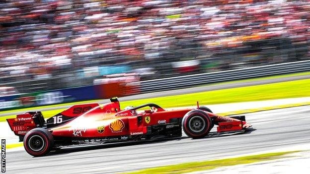 Leclerc a Ferrarival oldalnézetből