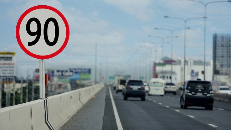 90 km/h-s megengedett sebesség