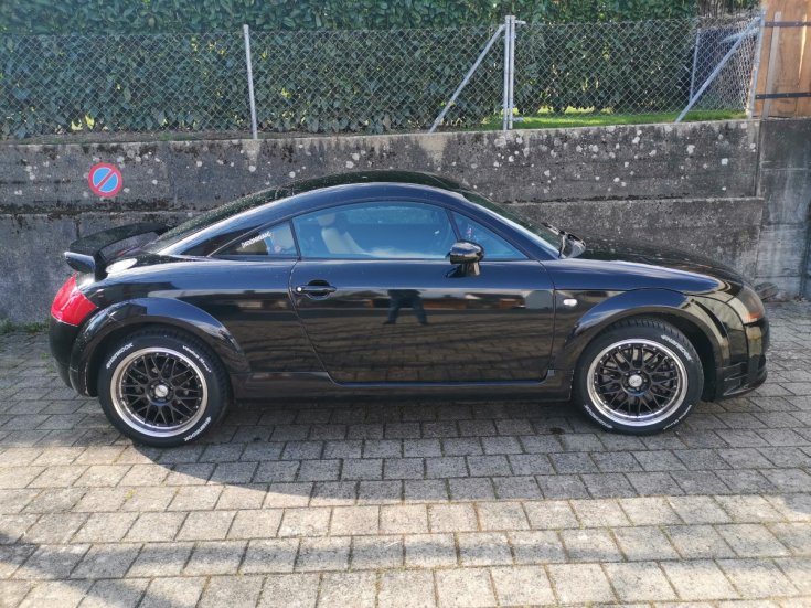Dovák Gergő Audi TT-je oldalról fotózva