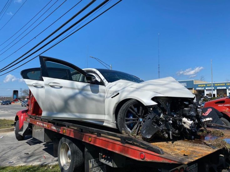 Összetört BMW M5 szemből
