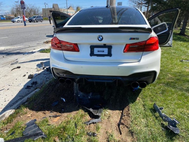 Összetört BMW M5 hátulról