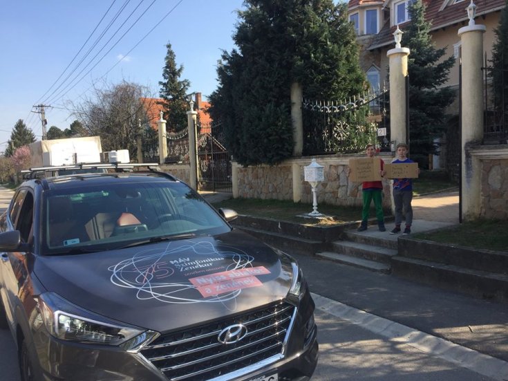 Hyundai zenélő autó
