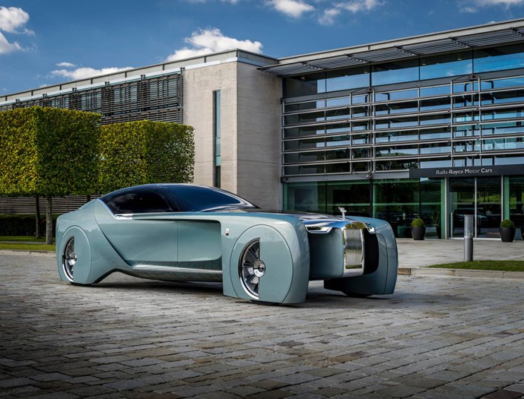 A Rolls- Royce 103EX a gyár főépülete előtt