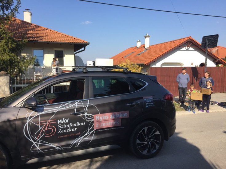 Hyundai zenélő autó