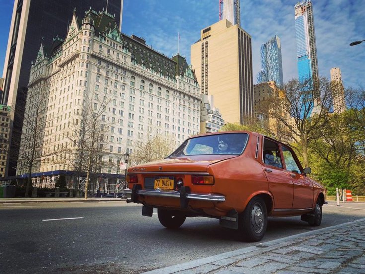 Narancssárga Dacia 1300 hátulról