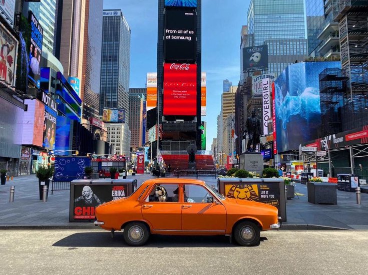 Narancssárga Dacia 1300 oldalról