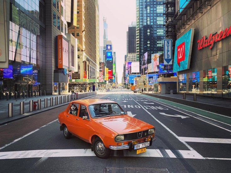 Narancssárga Dacia 1300 szemből