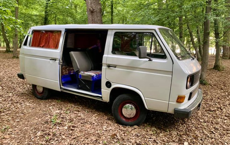 A Volkswagen T3 Transporter az erdőben