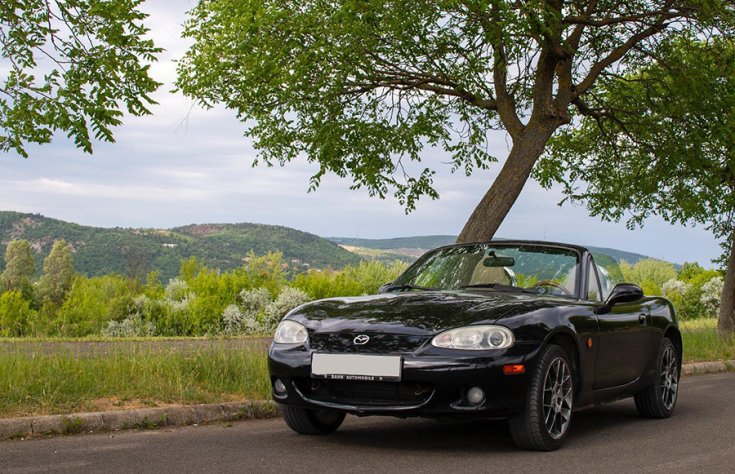 Egy második generációs Mazda MX5 elölről fotózva