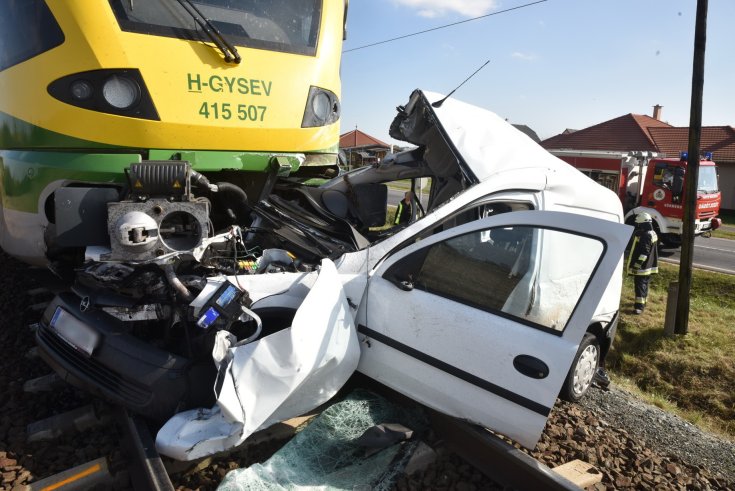 Vonattal ütközött egy Opel Körmendnél