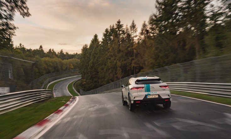 A Jaguar I-Pace race taxi hátulról fotózva