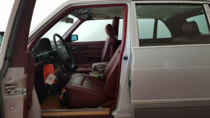 A 46 km-es Mercedes 560 SEL első üléssora oldalról fotózva