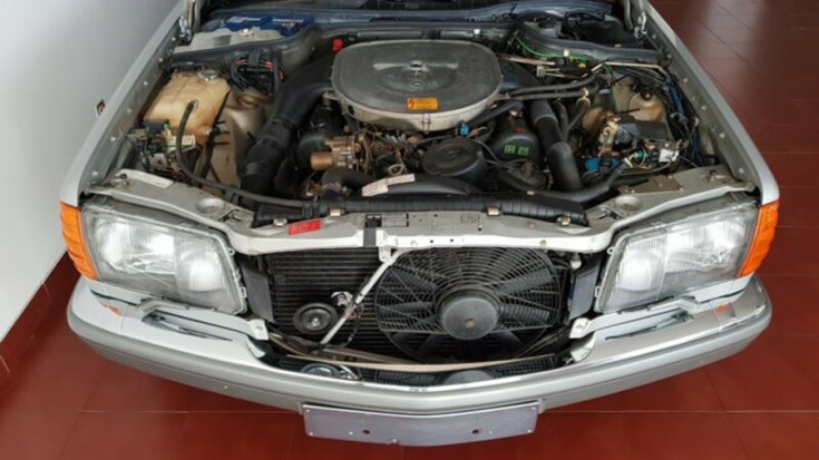 A Mercedes 560 SEL motortere