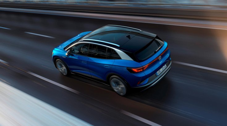 Volkswagen ID. 4 többsávos úton, felülről nézve