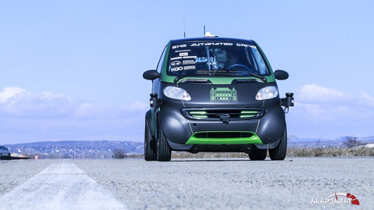 BME önvezető Smartja szemből