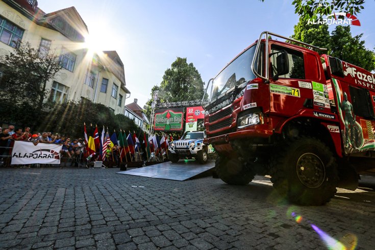 Kamion és tereprali autó a tavalyi rajtban