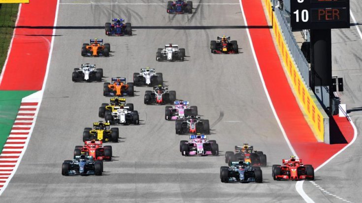 A Formula 1 mezőnye az első kanyar előtt Austinban