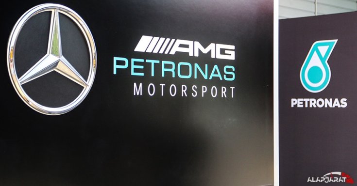 A Mercedes F1-es csapatának logója a boxutcában