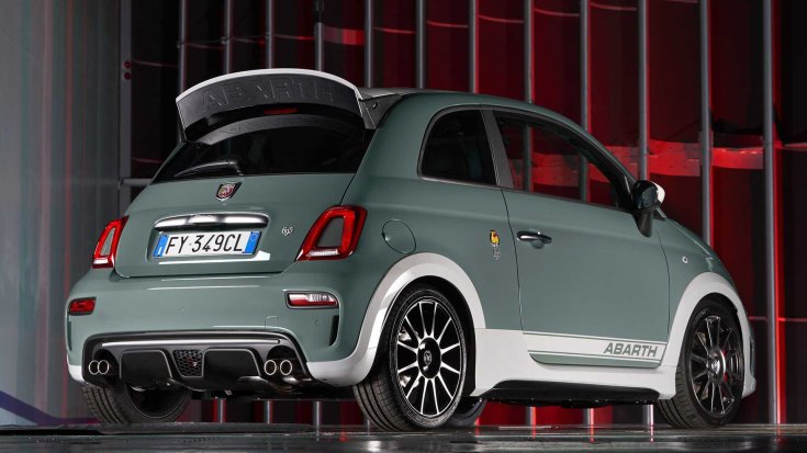 2019-es Abarth 695 70° hátulról