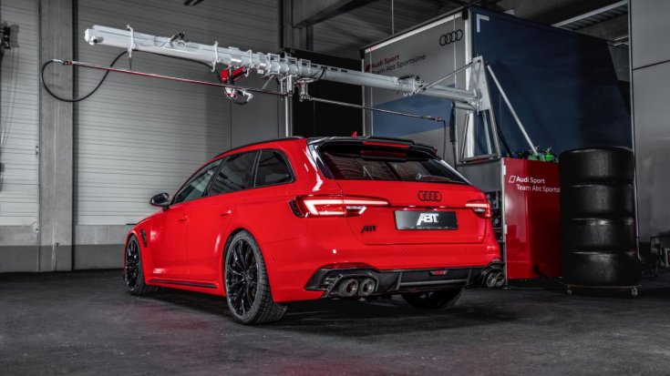 Az ABT RS4-S egy garázsban hátulról