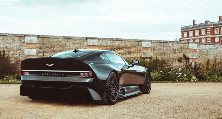 Aston Martin Victor hátulról, féloldalról