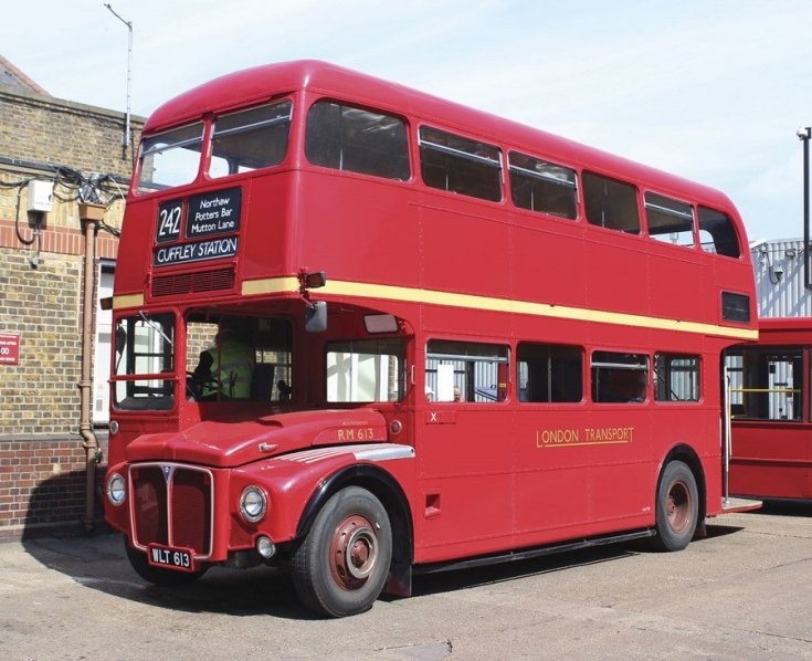 AEC Routemaster, piros, oldalról, balról