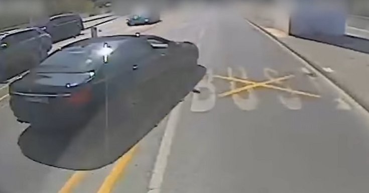 Agresszív sofőr bevág a busz elé az Erzsébet-hídon