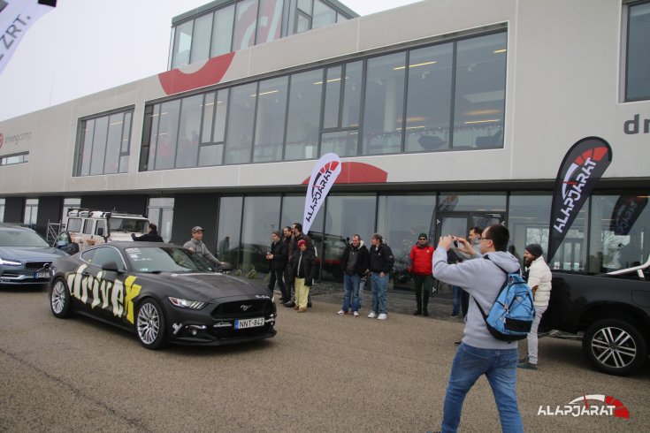 Alapjárat karácsony, Ford Mustang
