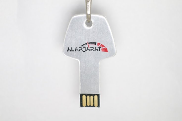 Alapjáratos kulcstartó