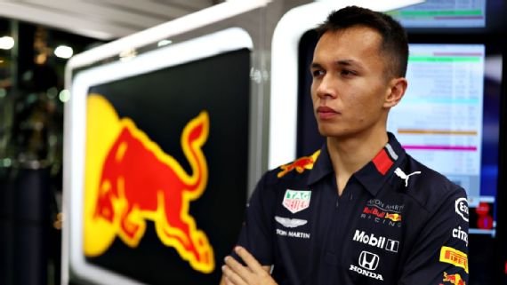 Albon a Red Bull szerelésében